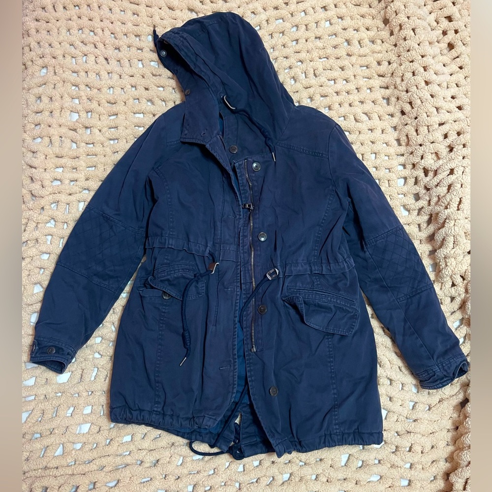 It’s edward jeans brand! Size is large! Dark blue color!